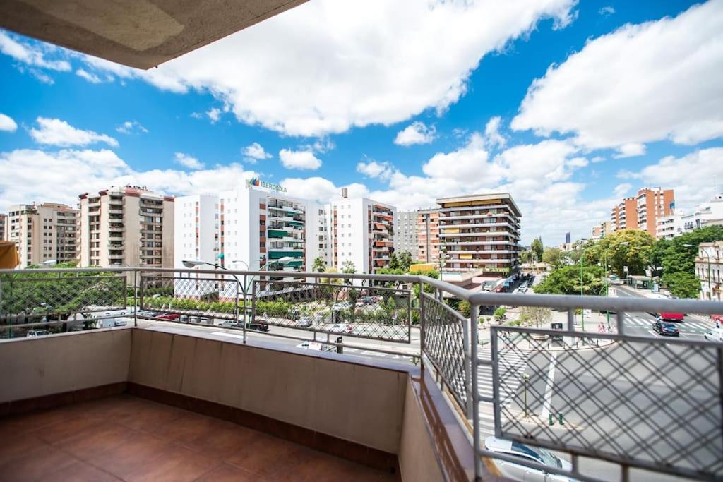 セビリアAmplio Piso En Nervion, Excelente Zona De La Ciudad.アパートメント エクステリア 写真